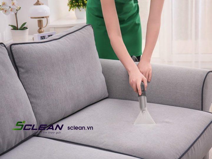 Vệ sinh hút bụi ghế sofa trước khi giặt | Cleanipedia