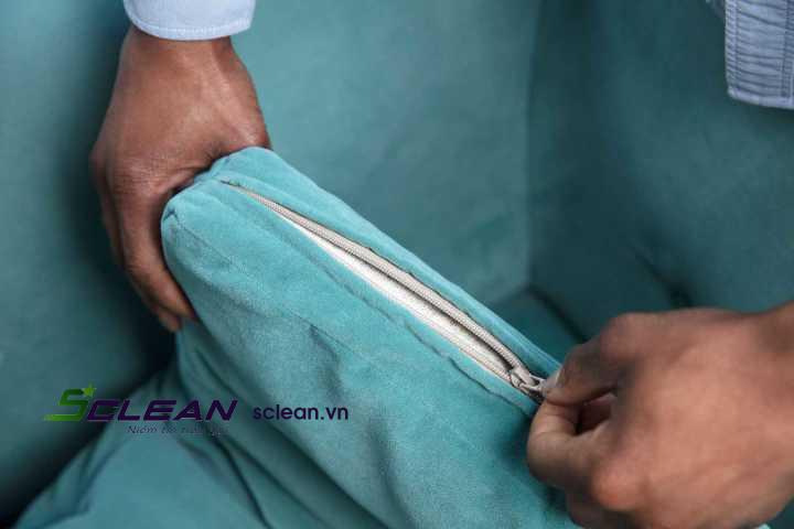 Cách giặt ghế sofa - tháo vỏ nệm ra trước khi giặt | Cleanipedia