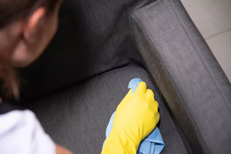 Giặt ghế sofa tại nhà cần chú ý đến cách chà rửa và hóa chất sử dụng